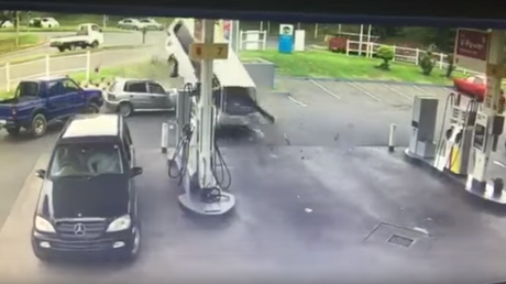 La manera más inusual de llegar a una gasolinera