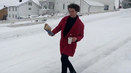 Comprobado: tomar un café y deslizarse por el hielo al mismo tiempo es posible