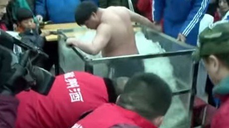 Se sumerge en hielo durante una hora mientras juega al ajedrez y mira lo que le pasa