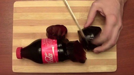 Hace curvar una botella de Coca-Cola con el poder de la mente y la corta en pedazos