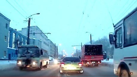 Suicidio fallido: se lanza delante de un bus, sobrevive y vuelve al trabajo