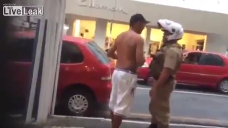 ¡Aprende a respetar!: Un policía 'educa' a un hombre con los métodos de antaño   