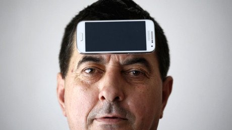 Fusión hombre y máquina: el teléfono móvil del futuro se implantará en la cabeza