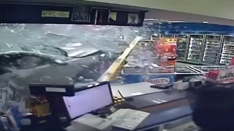 Se salva de una muerte segura tras estrellarse un coche contra una estación de servicio