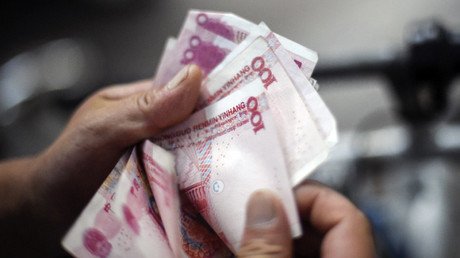 Un chino y su esposa pasan varios meses pegando 21.000 dólares