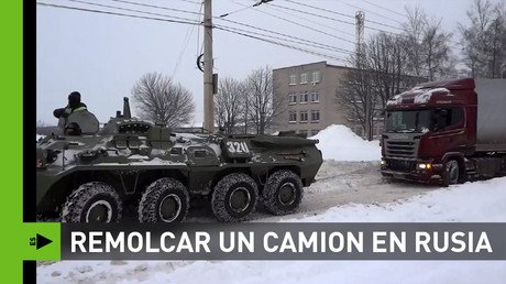 ¿Cómo remolcar a lo ruso un camión atascado?