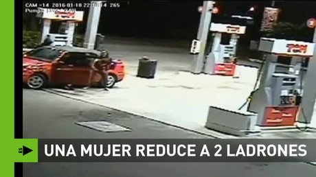 Dos ladrones armados no pueden con una mujer