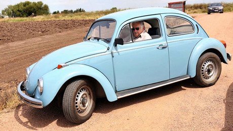 Alcaldesa de Madrid viaja en el tiempo a bordo del 'escarabajo' de Mujica para comer asado