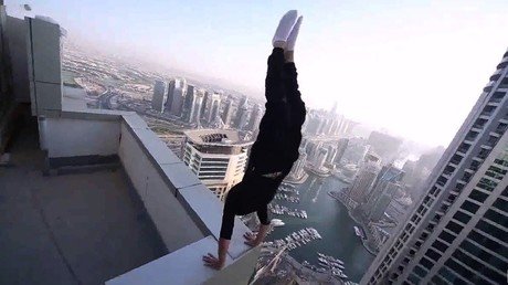 A un milímetro del precipicio: parada de manos 'mortal' en un rascacielos en Dubái