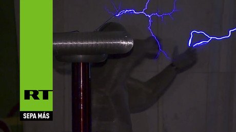 Video: Los rayos de Tesla 'bailan' en el metro de Moscú