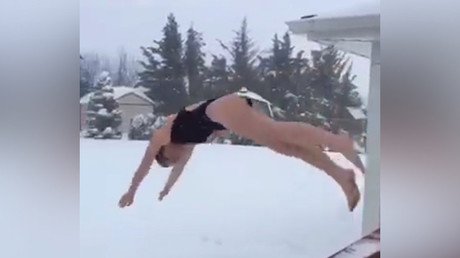 Video: Miles de 'valientes' desafían en traje de baño la 'Snowzilla'