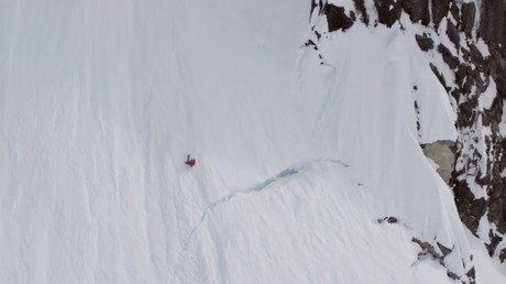 ¿Cómo pudo esta esquiadora salir ilesa de una caída tan pavorosa en la montaña?