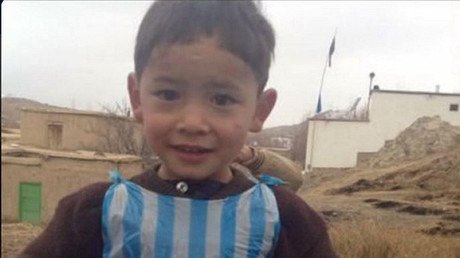 Video: Hallan al niño que hizo una 'camiseta' de Messi con una bolsa de plástico