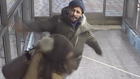 Ladrón abofetea y escupe a una madre con sus hijos por frustrarle el robo