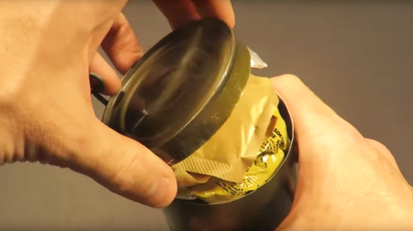 Encuentra una lata de supervivencia militar de 1951 y esto es lo que hay dentro