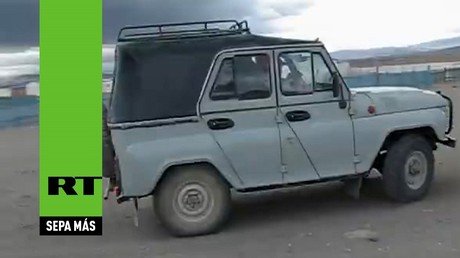 ¿Cuantas personas caben en un viejo coche fabricado en la URSS? 