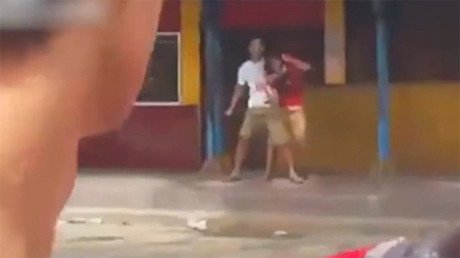 FUERTES IMÁGENES: Golpean sin piedad a un hombre que apuñaló a una mujer tras tomarla como rehén