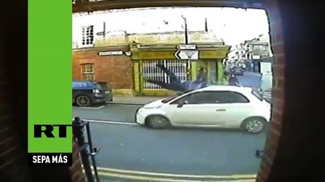 Un taxi atropella a gran velocidad a un hombre y huye del sitio