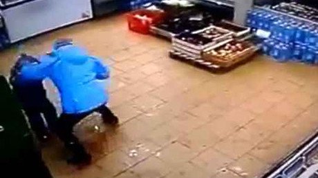 Video escalofriante: Mujer golpea brutalmente a su hijo por no poder retirar dinero del cajero