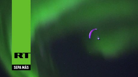 Un español 'atraviesa' las luces del norte en Noruega 