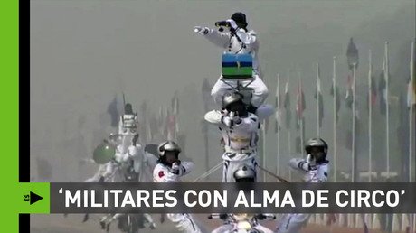 Los increíbles malabares de los motociclistas del Ejército indio