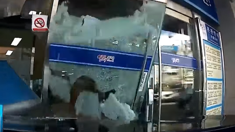 'San Andreas surcoreano': Una anciana se empotra en un Ayuntamiento tras una carrera suicida