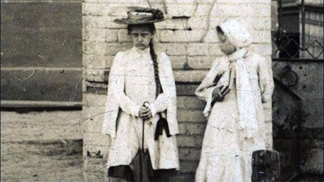 Una 'niña fantasma' que nunca sonríe asoma en varias fotos tomadas antes del fin de la Rusia zarista