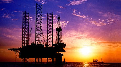 ¿Por qué la caída de precios de petróleo puede hacer que el mundo sea más pacífico?