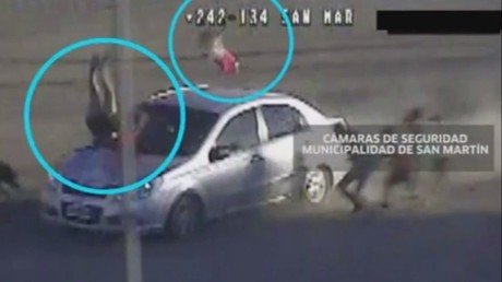Roban un auto y atropellan a todo gas a una mujer con su bebé