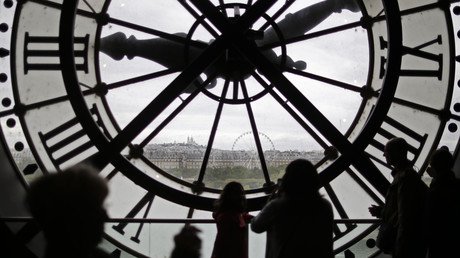 Científica explica por qué el tiempo fluye hacia adelante y no al revés