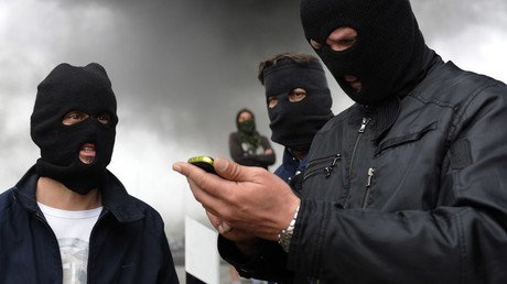 En Estocolmo personas enmascaradas golpean a extranjeros