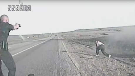 Un hombre que era perseguido chocó, voló por los aires, y quiso escaparse herido corriendo