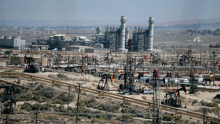 Al borde del colapso: desplome del precio del petróleo podría enterrar a la economía de EE.UU.