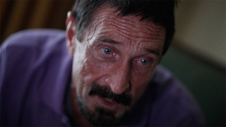 McAfee a RT: "Lo que pide el FBI es que los iPhones sean vulnerables a piratas y enemigos de EE.UU."