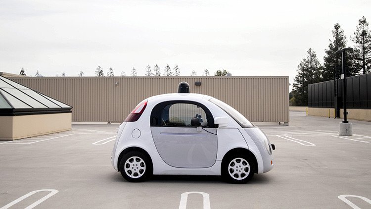 Accidente de tráfico sin precedentes: un coche sin conductor de Google choca con un autobús