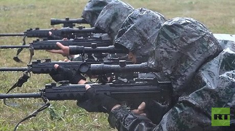 Video: Francotiradores chinos demuestran su pulso y su puntería bajo una intensa lluvia