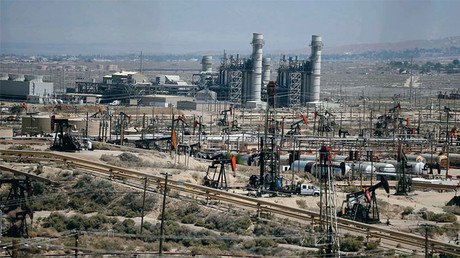 Al borde del colapso: desplome del precio del petróleo podría enterrar a la economía de EE.UU.