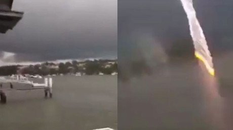 Espeluznante momento en el que un potente rayo 'mata' del susto a dos jóvenes 