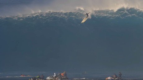 Monta una gigantesca ola pero esta resulta más fuerte