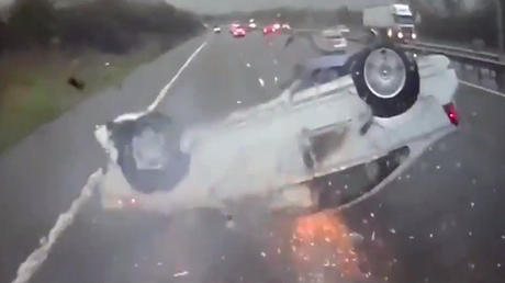 Un bebé de cuatro meses sobrevive en un terrible accidente de coche