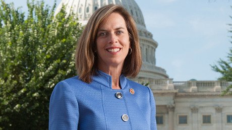 Mandan a los SWAT a la casa de una congresista de EE.UU. para vengarse de su proyecto