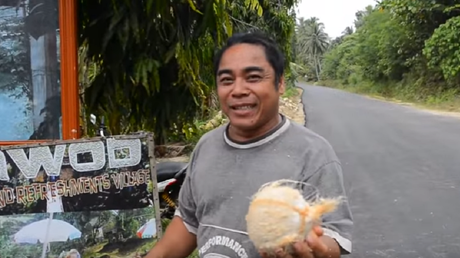 Cómo pelar un coco en 10 segundos si no tiene un cuchillo a la mano