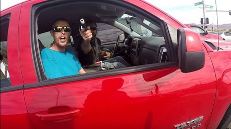 Solución a la estadounidense: un conflicto en carretera termina a punta de pistola