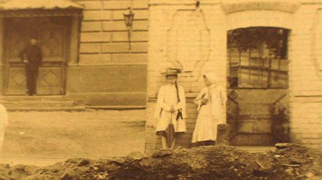 Video: ¿Quién es la 'niña fantasma' que aparece en varias fotos antiguas?