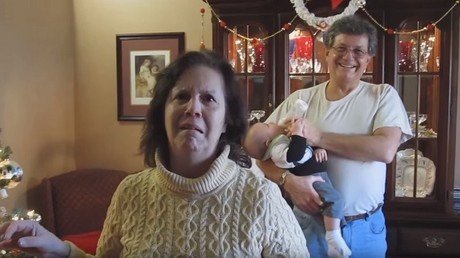 Así reacciona una mujer ante el embarazo de su hija