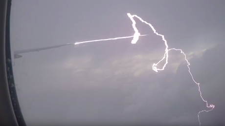 Un rayo alcanza el ala de un avión y un pasajero lo filma
