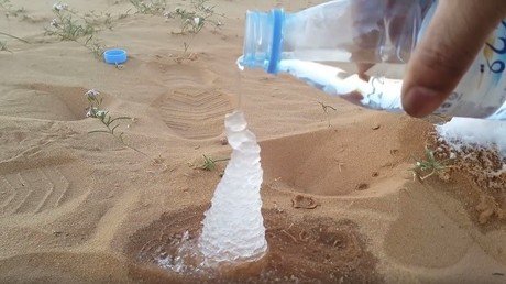 Experimento mágico: convierten agua en hielo en pleno desierto