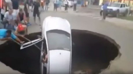 Un enorme socavón en Perú se traga un coche con una niña de 2 años