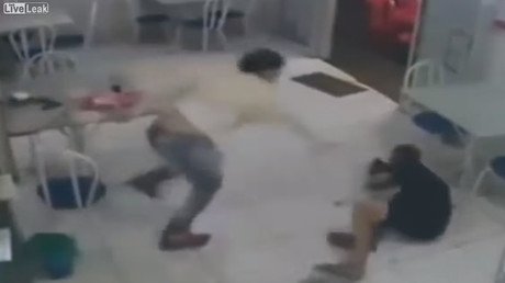 El karma del bolso: Planea un robo, se resbala y le dan una paliza