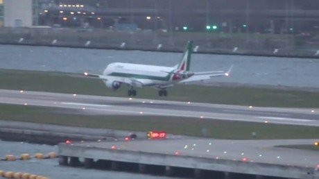 El dramático momento en el que el avión aborta su aterrizaje al tocar la tierra
